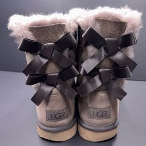 UGG Kids Bailey Bow II Sheepskin Boots Brown Size 3